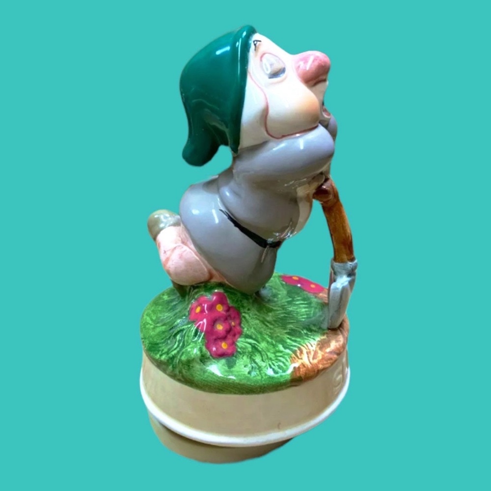 Schmid Disney Snow White Music Box 7 Dwarfs Sleep Porcelain Figurine